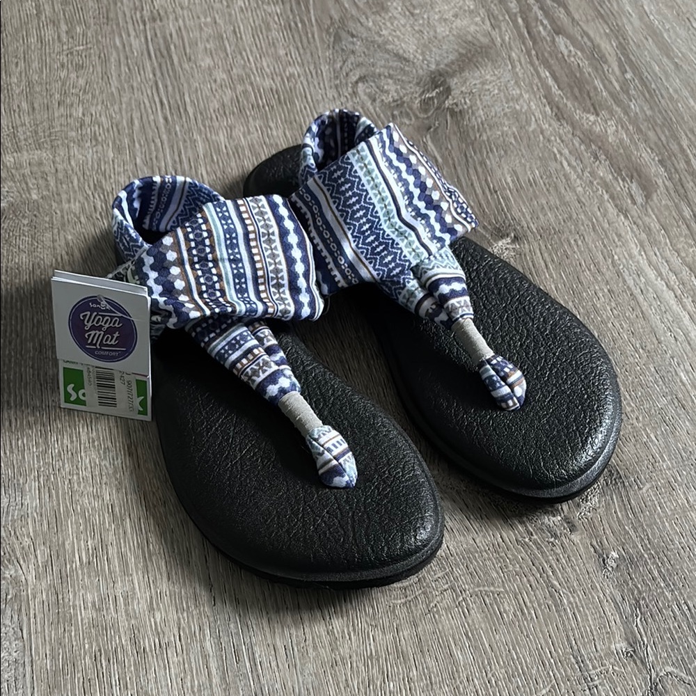 Sanuk Black and Blue yoga mat Sandals